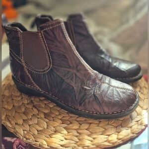 Clarks Bendables Brown Crinkle Leather Ankle Boots Booties Slip On Womens 8.5 M